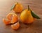 ÐœÐ°Ð½Ð´Ð°Ñ€Ð¸Ð½Ñ‹ Ñ ÐºÐ°Ð¿Ð»ÑÐ¼Ð¸ Ð²Ð¾Ð´Ñ‹ Ð½Ð° Ð´ÐµÑ€ÐµÐ²ÑÐ½Ð½Ð¾Ð¼ ÑÑ‚Ð¾Ð»Ðµ Tangerines with water drops on a wooden table